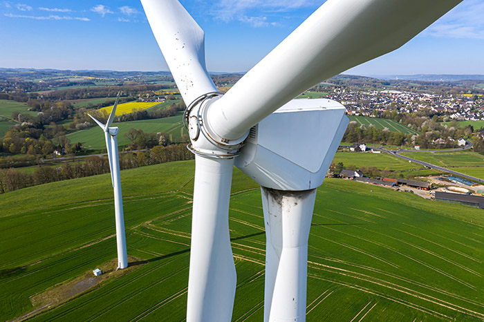 Bild: Inspektion von Windrädern mit einer Drohne, zeigt die Überprüfung und Wartung von Windkraftanlagen aus der Luft.