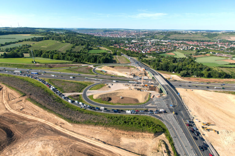 Bild: Baudokumentation Autobahn, zeigt den Baufortschritt und die Infrastrukturmaßnahmen entlang einer Autobahn.