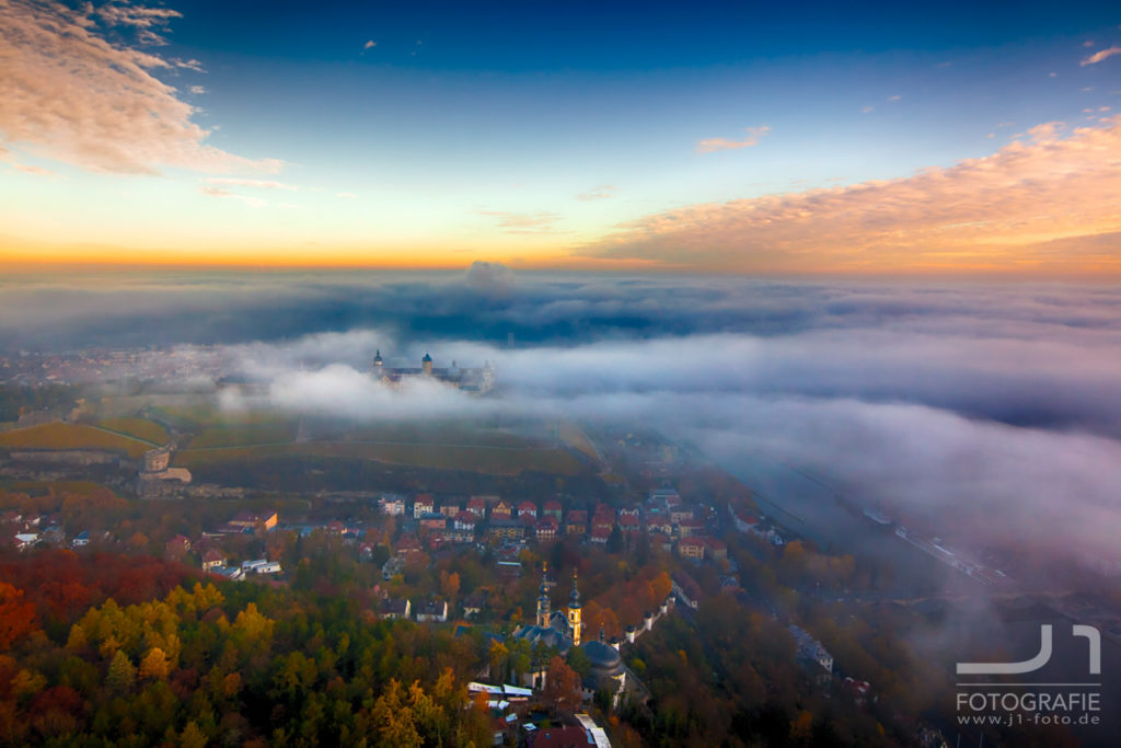 Luftbild Festung im Nebel