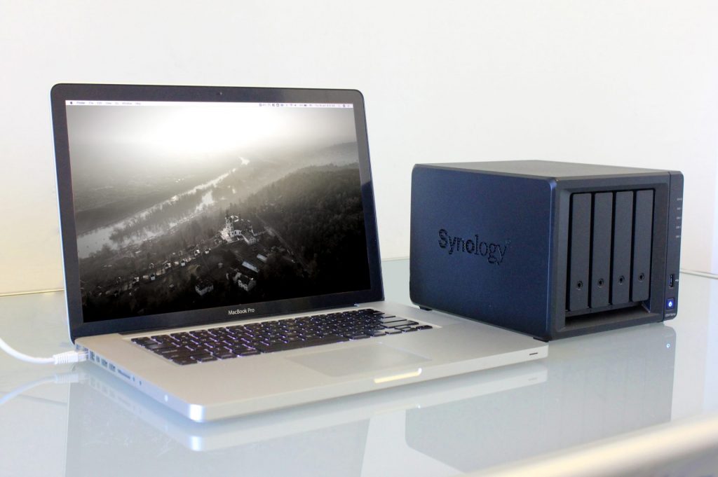 Bild: MacBook Pro mit einer Sicherung über Synology, zeigt den Einsatz einer Synology-NAS für die Datensicherung und Speicherung von Daten vom MacBook aus.