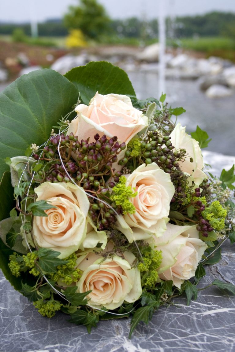 Bild: Hochzeitsstrauß für Hochzeitsfotografie, zeigt einen schönen Blumenstrauß als Symbol für den besonderen Tag und romantische Erinnerungen.